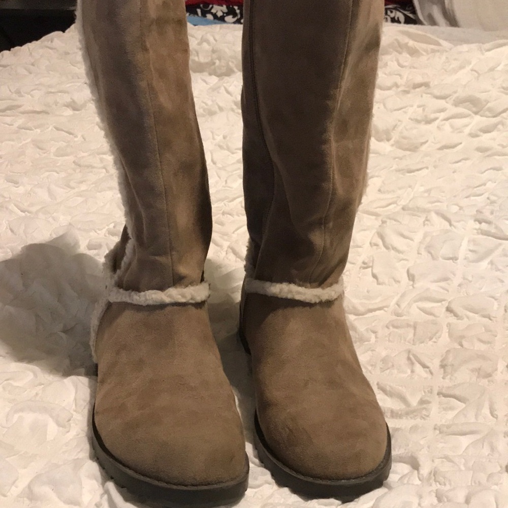 Beige boots size 5